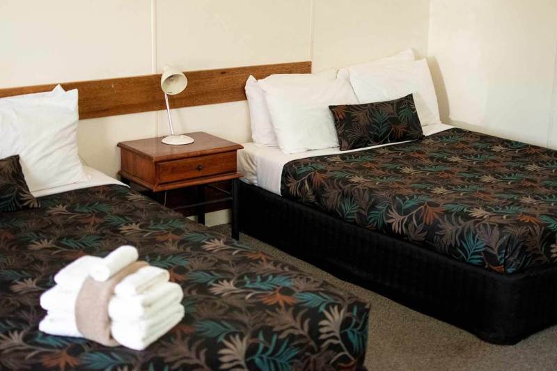 Royal Hotel Motel Hughenden Triple Room Accommodation